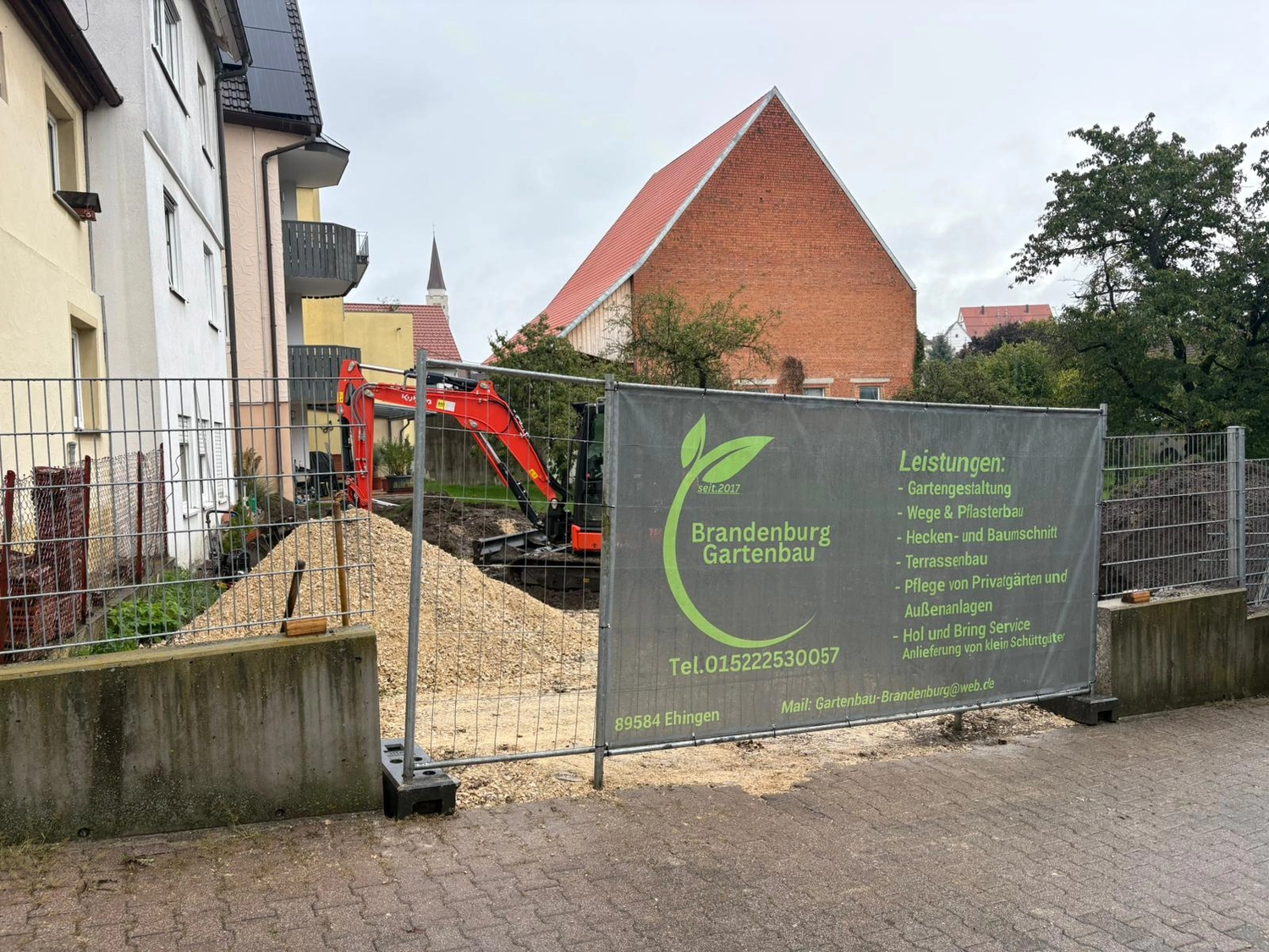 Gartenbau Brandenburg – Gartenarbeit – ein Zeichen für ein deutsches Garten- und Landschaftsbauunternehmen namens Brandenburg Gartenbau.